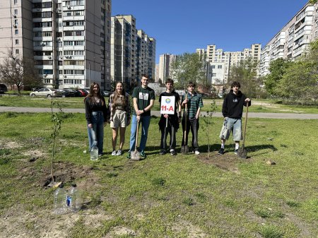 Подарунок майбутнім поколінням: випускники посадили клени Подарунок майбутнім поколінням: випускники посадили клени