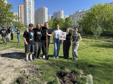 Подарунок майбутнім поколінням: випускники посадили клени Подарунок майбутнім поколінням: випускники посадили клени