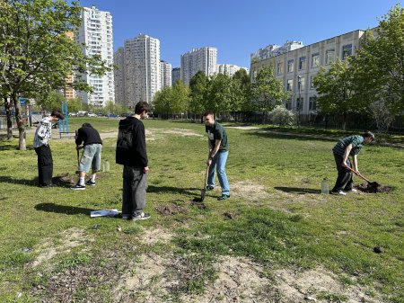 Подарунок майбутнім поколінням: випускники посадили клени Подарунок майбутнім поколінням: випускники посадили клени